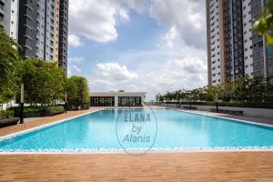 una piscina al centro di due edifici di Elana by Alanis Free Wifi and Netflix a Sepang