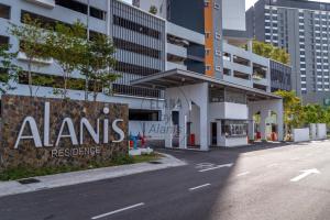 雪邦Elana by Alanis Free Wifi and Netflix的建筑物前的空荡街道