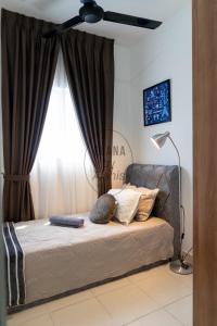 雪邦Elana by Alanis Free Wifi and Netflix的带床和吊扇的卧室