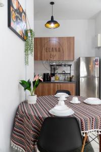 雪邦Elana by Alanis Free Wifi and Netflix的一间带桌子和两把椅子的厨房以及一间配有冰箱的厨房