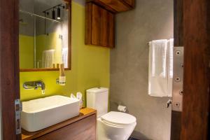 Lake Avenue Hotel Kandy في كاندي: حمام به مرحاض أبيض ومغسلة
