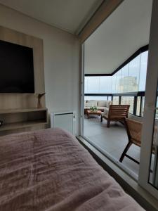 a bedroom with a large bed and a large window at Espectacular Dpto en costa de montemar in Concón