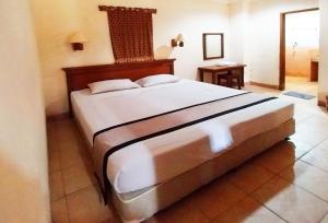 Postel nebo postele na pokoji v ubytování Horison Resort Pondok Layung Anyer