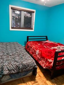 ein Schlafzimmer mit einem Bett und einer blauen Wand in der Unterkunft Faites comme chez vous in Gatineau