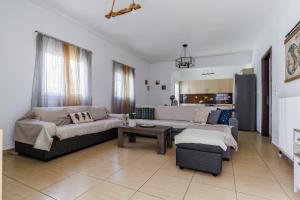 sala de estar con sofá y mesa en Skopelos dream house en Skopelos Town