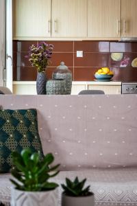 una cocina con mesa y 2 jarrones con flores en Skopelos dream house en Skopelos Town