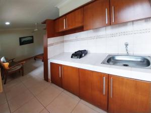 Kuchyň nebo kuchyňský kout v ubytování Horison Resort Pondok Layung Anyer