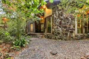 uma casa de pedra com um caminho que leva à porta da frente em Birch Suite - Rocky Creek Art Garden em Olinda
