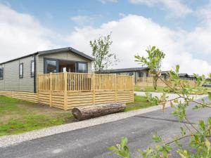 uma casa modular com um deque de madeira e uma casa em Lake View - Uk36811 em Whalley