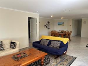 Χώρος καθιστικού στο 71 Tingira Close Rainbow Beach