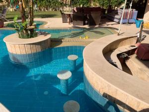 una piscina de agua azul en un complejo en Perfect family vacation house, en King Mariout