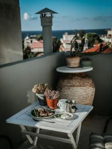 een tafel met borden eten op een balkon bij Chania Locals in Chania