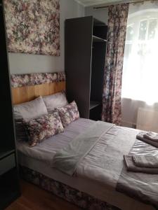 a bedroom with a bed and a window at Willa Warta in Krynica Morska