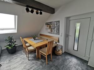 Posezení v ubytování Skyline klimatisierte Dachgeschoss-Wohnung in Dornbirn mit Blick ins Rheintal