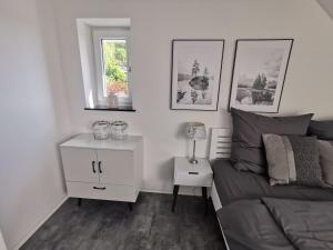 Posezení v ubytování Skyline klimatisierte Dachgeschoss-Wohnung in Dornbirn mit Blick ins Rheintal