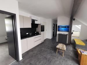 Kuchyň nebo kuchyňský kout v ubytování Skyline klimatisierte Dachgeschoss-Wohnung in Dornbirn mit Blick ins Rheintal