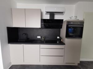 Kuchyň nebo kuchyňský kout v ubytování Skyline klimatisierte Dachgeschoss-Wohnung in Dornbirn mit Blick ins Rheintal