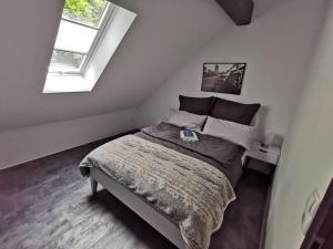 Postel nebo postele na pokoji v ubytování Skyline klimatisierte Dachgeschoss-Wohnung in Dornbirn mit Blick ins Rheintal