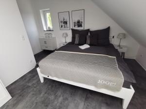 Postel nebo postele na pokoji v ubytování Skyline klimatisierte Dachgeschoss-Wohnung in Dornbirn mit Blick ins Rheintal