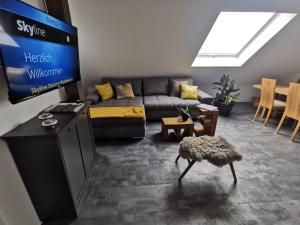 TV a/nebo společenská místnost v ubytování Skyline klimatisierte Dachgeschoss-Wohnung in Dornbirn mit Blick ins Rheintal