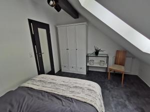 Postel nebo postele na pokoji v ubytování Skyline klimatisierte Dachgeschoss-Wohnung in Dornbirn mit Blick ins Rheintal