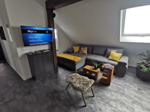 TV a/nebo společenská místnost v ubytování Skyline klimatisierte Dachgeschoss-Wohnung in Dornbirn mit Blick ins Rheintal + 37 fotografií