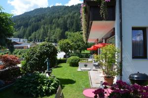 a garden with a view of a mountain at Apartments Morandell in Fulpmes
