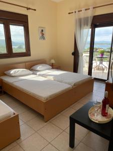 Posteľ alebo postele v izbe v ubytovaní BALCONAKI APARTMENTS IN VOURVOUROU