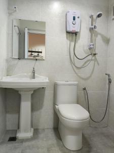 丹那拉打的住宿－Ar Rayyan Hotel，一间带卫生间和水槽的浴室