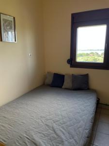 Posteľ alebo postele v izbe v ubytovaní BALCONAKI APARTMENTS IN VOURVOUROU