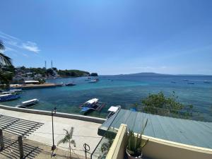 een uitzicht op een waterlichaam met boten erin bij Papa Freds Beach Resort in Puerto Galera