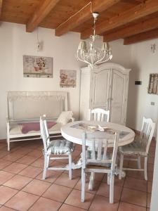 una sala da pranzo con tavolo, sedie e letto di Emily house a Pozzallo
