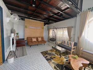 uma sala de estar com um sofá e uma mesa em Blessing Moon Pool Villa Khaoyai em Ban Tha Wua Tai