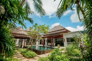une image d'une villa avec une piscine dans l'établissement The Bell Pool Villa Resort Phuket, à Kamala Beach