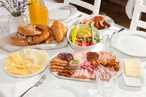 Jedlo v ubytovaní bed & breakfast alebo blízkom okolí