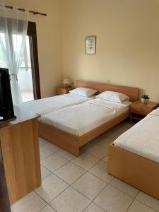 Posteľ alebo postele v izbe v ubytovaní BALCONAKI APARTMENTS IN VOURVOUROU