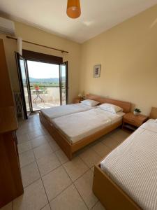 Posteľ alebo postele v izbe v ubytovaní BALCONAKI APARTMENTS IN VOURVOUROU