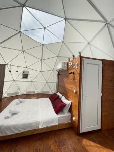 アンブロラウリにあるBali Glampingのテント内のベッド1台が備わるベッドルーム1室