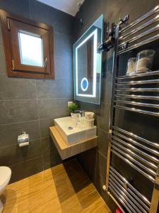 baño con lavabo y aseo y ventana en BALCONAKI APARTMENTS IN VOURVOUROU, en Vourvourou