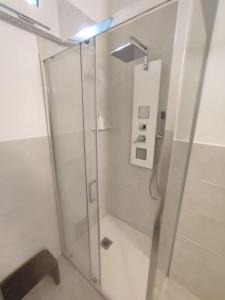 y baño con ducha y puerta de cristal. en Alloggio Oltrepó, 