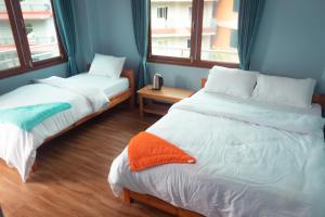 博卡拉的住宿－Your Habitation，带2扇窗户的客房内的2张床