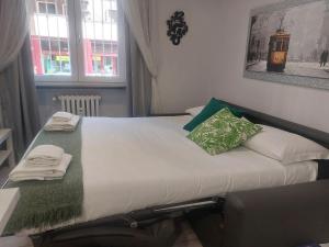 - un lit avec des serviettes dans une chambre dans l'établissement CA' LUCIA - Affitti Brevi Italia, à Milan