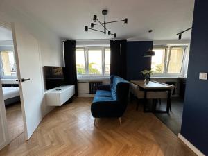 sala de estar con silla azul y mesa en Mały Kwadrat Katowice, en Katowice