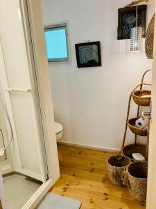 uma casa de banho com um WC e uma janela em １日1組様限定　「ほしな屋」 em Nagano