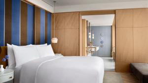 Rúm í herbergi á The Ritz-Carlton Fukuoka