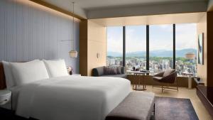 Rúm í herbergi á The Ritz-Carlton Fukuoka