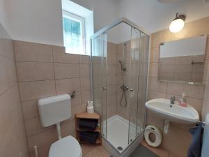 Ванная комната в Rozmaring apartman ház