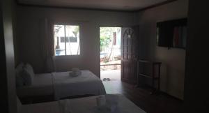 Postel nebo postele na pokoji v ubytování birdwatchers beachfront hotel panglao