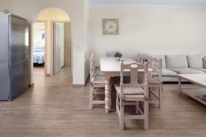 Il comprend une cuisine et un salon avec une table et des chaises. dans l'établissement Casa Rural el Cerrillo, à Cómpeta