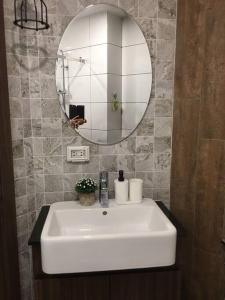 La salle de bains est pourvue d'un lavabo blanc et d'un miroir. dans l'établissement Lovely condo with swimming pool., à Bang Sare